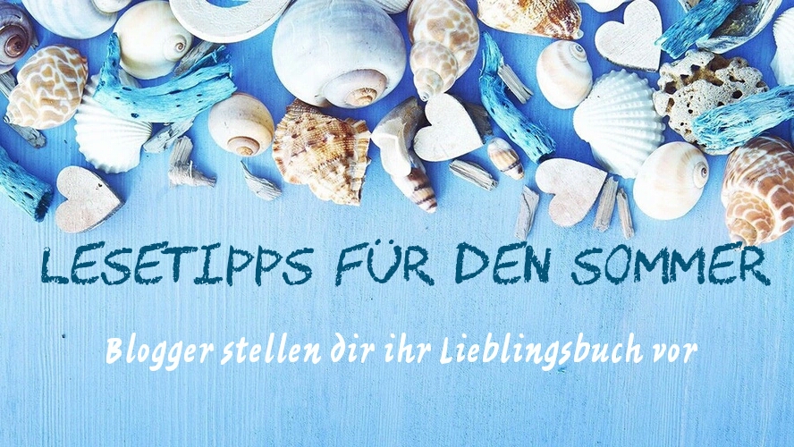 Sommer-Empfehlungen-Banner: Blauer Untergrund auf dem viele Muscheln liegen, Text auf dem Lesetipps für den Sommer 