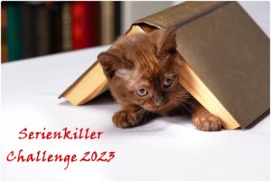 Challenge-Banner mit brauner Katze über der ein aufgeschlagenes Buch mit braunem Lederumschlag liegt. Der rote Text im Fordergrund lautet: Serienkiller Challenge 2023